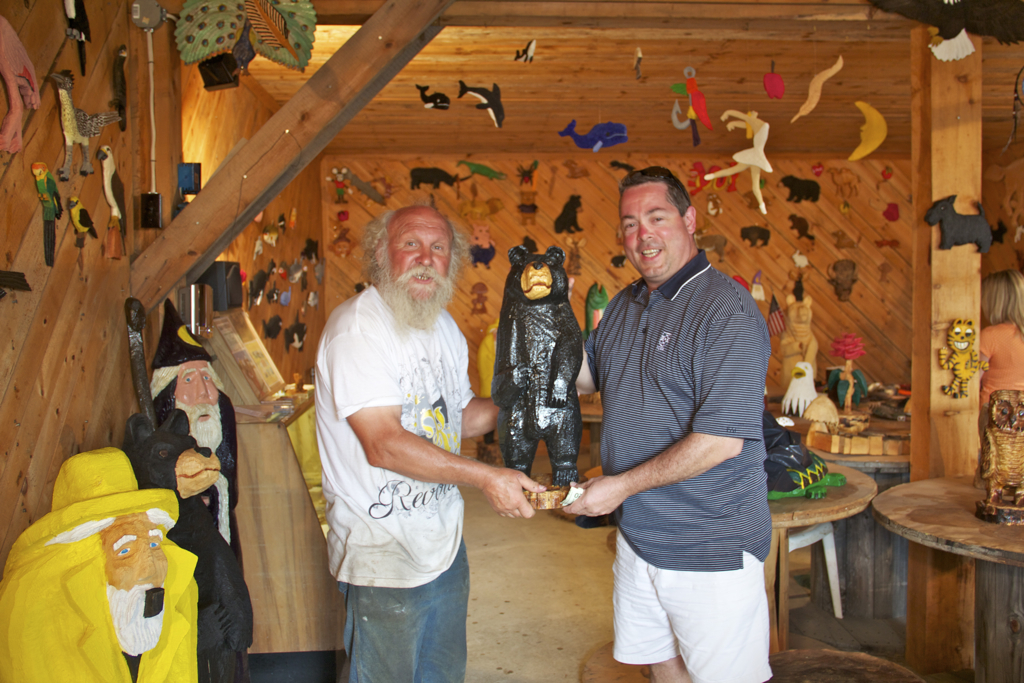 Steve and the chainsaw artist who created the bear